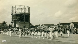 1958 aug van renssenkorpd bij gasfabriek in Heerenveen